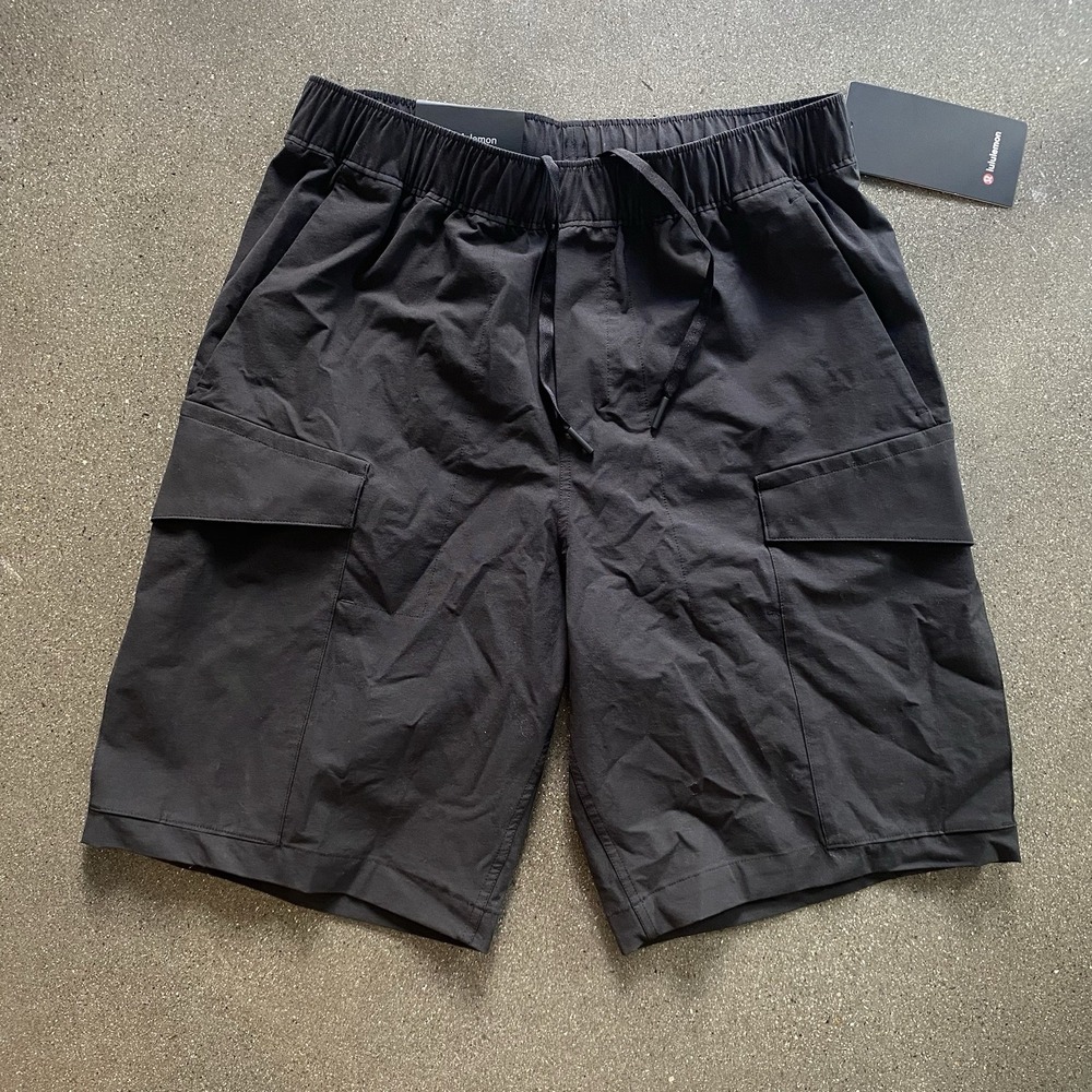 Lululemon Men's Medium Versatwill Cargo Pocket‎ Shorts Stretch Cotton Black 10"